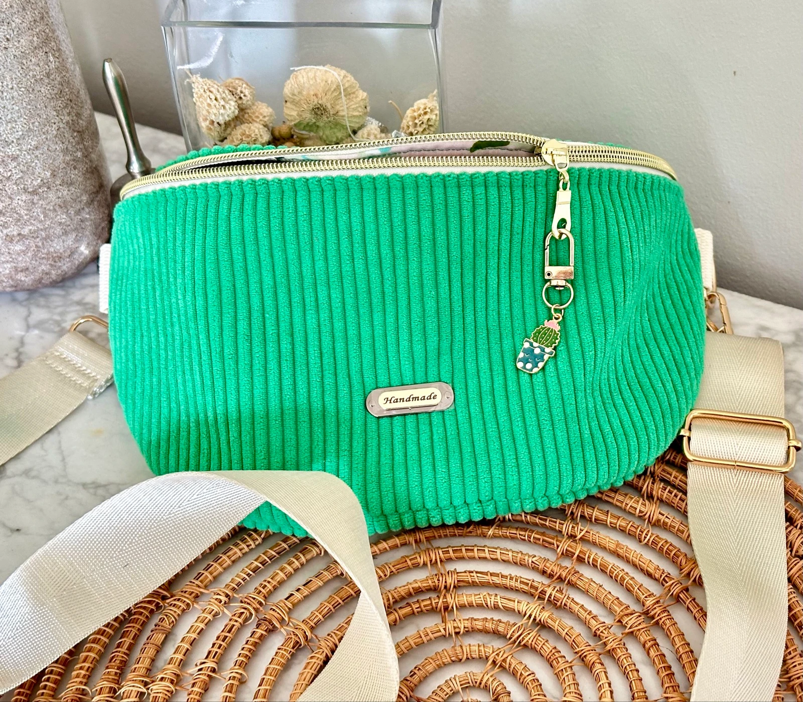 Bolsa transversal de veludo verde prado – photo 3